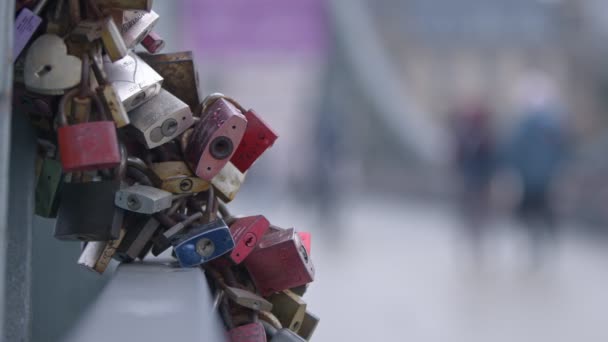 Любовь в железном пешеходном мосту Айзернер Штег во Франкфурте - Кадры, видео