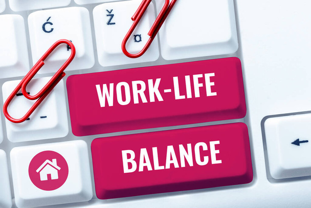 Podpis tekstowy przedstawiający równowagę między życiem zawodowym, słowo Wpisany na czas przeznaczony na pracę i aspekty życia są równe - Zdjęcie, obraz