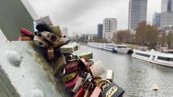 Rakkaus Lukot Iron Footbridge Eiserner Steg Frankfurtissa Saksa - Materiaali, video