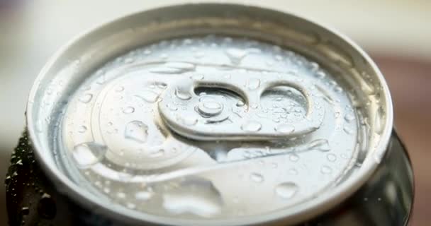 Close-up 4k imagens de uma lata de rotação com cerveja ou limonada. - Filmagem, Vídeo