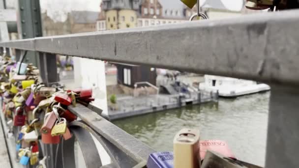 Love Locks in Iron Footbridge Eiserner Steg à Francfort Allemagne - Séquence, vidéo