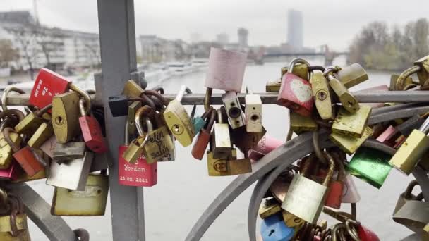 Fechaduras de amor em Iron Footbridge Eiserner Steg em Frankfurt Alemanha - Filmagem, Vídeo