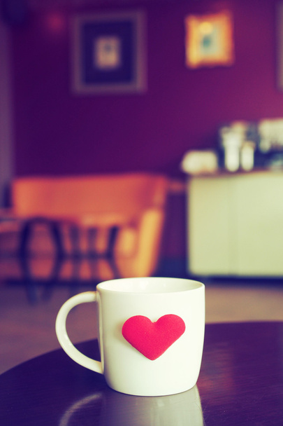 vintage color tone of  cup of coffee with red heart on the table - Foto, imagen