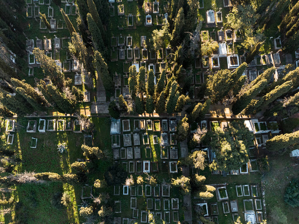 Drónkilátás a temetőre. Buyukada sziget a Marmara tengernél. Prince-szigetek, Isztambul, Törökország - Fotó, kép