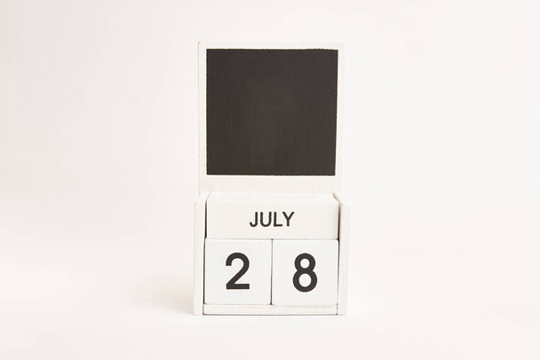 Kalender met datum 28 juli en ruimte voor ontwerpers. Illustratie voor een evenement van een bepaalde datum. - Foto, afbeelding