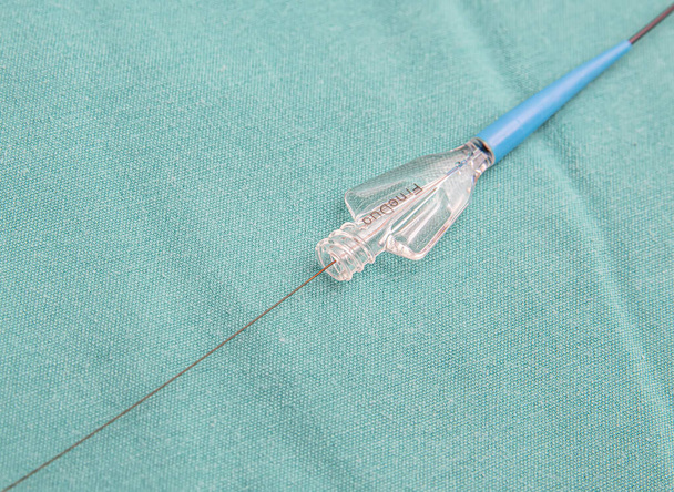 Cathéter d'imagerie coronaire. Double cathéter Lumen. Angiographie coronaire montrant Micro Catheter guidewire. - Photo, image