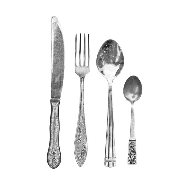 Beyaz zemin, bıçak, çatal ve kaşık üst görünümü üzerinde izole edilmiş klasik mutfak gereçleri. - Fotoğraf, Görsel
