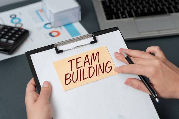 Text zeigt Inspiration Teambuilding, Geschäftskonzept Arten von Aktivitäten zur Verbesserung der sozialen Beziehungen - Foto, Bild