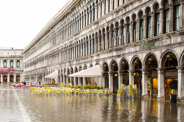 Высокая вода на площади Сан-Марко, Венеция
 - Фото, изображение