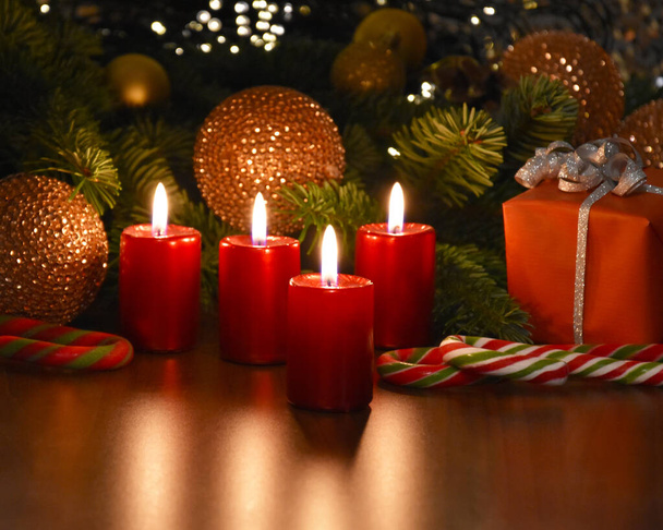 Красива різдвяна прикраса з палаючими червоними свічками і подарунковою коробкою стокових зображень. Пригоди спалюють свічки натюрморт фото. Різдвяна свічка запалює фонові зображення
 - Фото, зображення