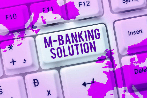 İlham veren M Bankacılık Çözümünü gösteren metin, İnternet Konsepti akıllı telefondaki bir uygulama aracılığıyla bankacılığa erişildi - Fotoğraf, Görsel