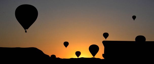 turisti kuumailmapalloja taivaalla aamunkoitteessa - Valokuva, kuva