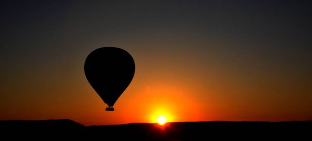 turistické horkovzdušné balóny na obloze za úsvitu - Fotografie, Obrázek