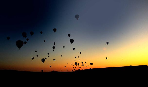 globo aerostático turístico en el cielo al amanecer - Foto, imagen
