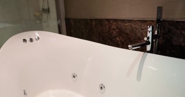 Cabeza de ducha jacuzzi moderno blanco en las habitaciones de hotel. Selección bañera jacuzzi - Metraje, vídeo