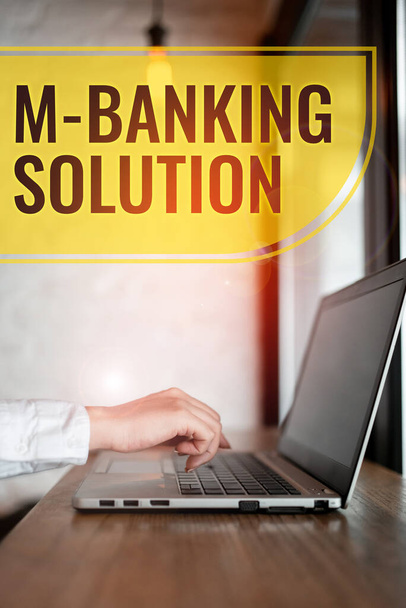 M Bankacılık Çözümünü sunan metin başlığı, akıllı telefondaki bir uygulama aracılığıyla erişilen bankacılık için sözcük - Fotoğraf, Görsel