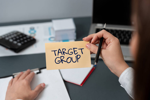 Señal que muestra Target Group, Enfoque de negocio Particular que muestra que un anuncio destinado a llegar a - Foto, imagen