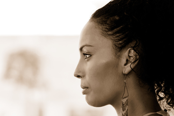 Femme noire avec des boucles d'oreilles. Coiffure afro
 - Photo, image