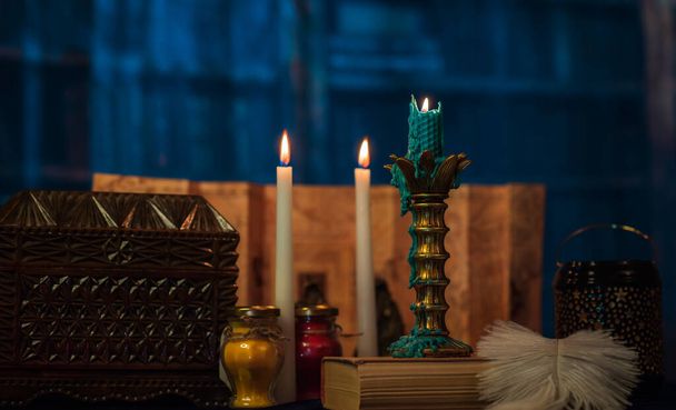 Tarjetas de adivinación y velas encendidas en una mesa sobre fondo místico - Foto, Imagen
