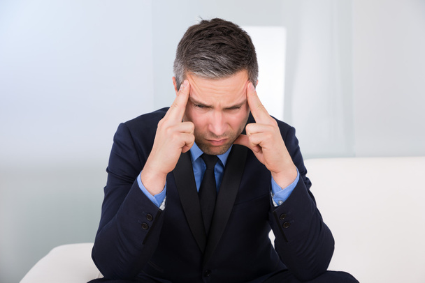Uomo d'affari che soffre di mal di testa
 - Foto, immagini