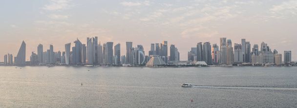Doha, Qatar - 11 de diciembre de 2022: vista panorámica del horizonte de la ciudad de Doha con muchas torres de negocios. - Foto, imagen