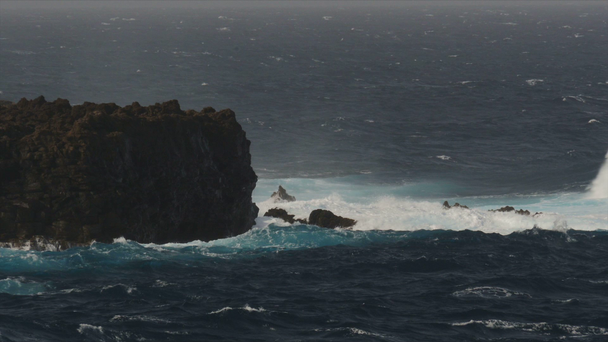 FullHD, olas de agua dramáticas salpicando y estrellándose contra las rocas, 100 fps SlowMo
 - Imágenes, Vídeo