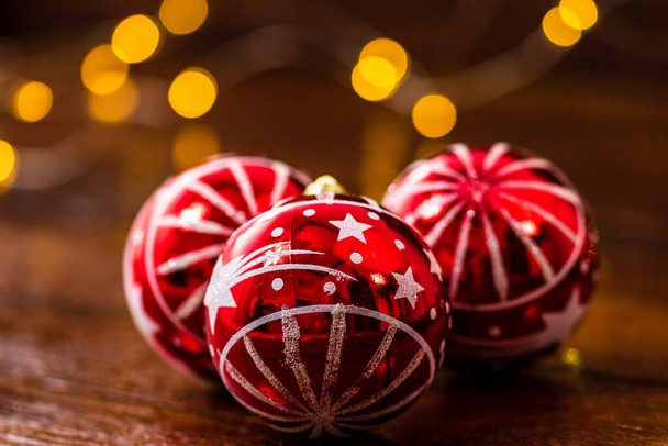 Decoraciones del árbol de Navidad con luces de Navidad - Foto, Imagen