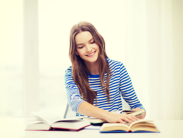 Menina estudante sorridente feliz com livros
 - Foto, Imagem