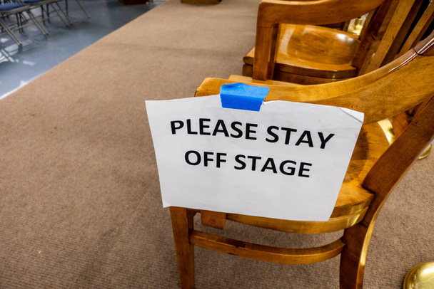 Solomons Maryland, USA Un letrero en una silla en un estrado público dice "Por favor, mantente fuera del escenario". - Foto, Imagen