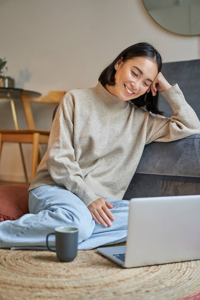 Vertical shot de hermosa mujer asiática, estudiante sentado en casa y estudiando a distancia, elearning con el ordenador portátil. - Foto, Imagen