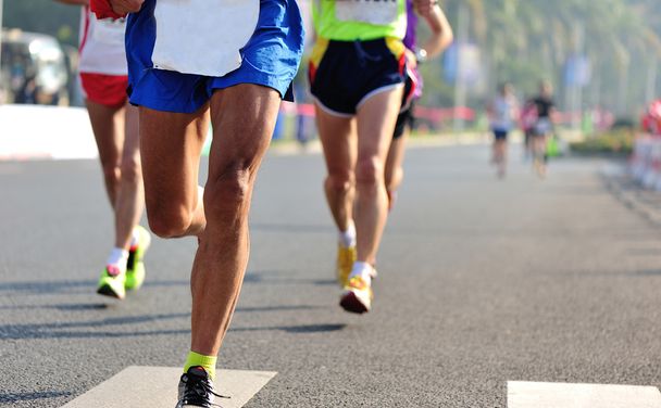 Atletas de maratona competindo em fitness
 - Foto, Imagem