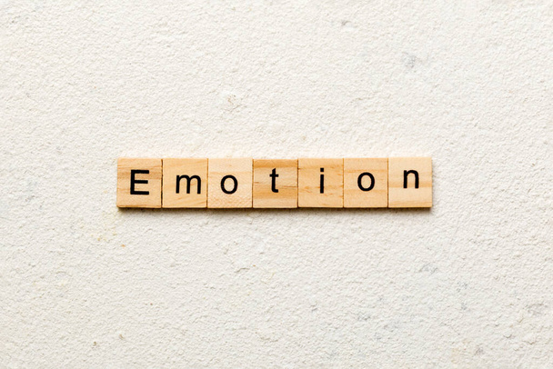 palabra de emoción escrita en madera bloque. emoción texto sobre la mesa, concepto. - Foto, Imagen