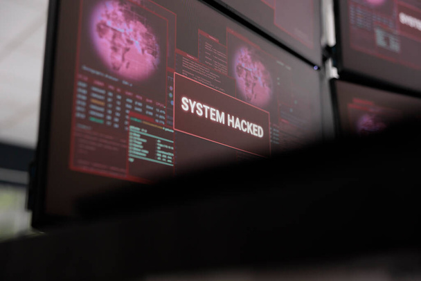 Computadora desarrolladora web que muestra ataque cibernético en monitor con brecha de seguridad, mensaje de error parpadeando en pantalla. Tratando con piratería alerta de ataque y mal funcionamiento de la PC, error del sistema. De cerca.. - Foto, Imagen