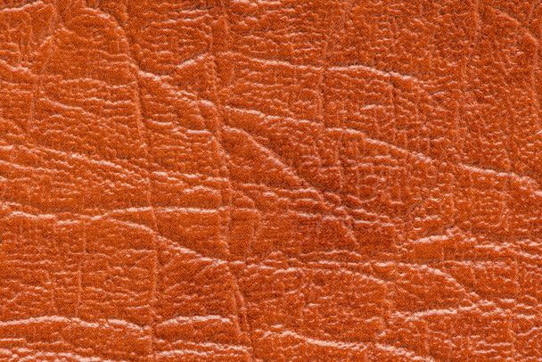 Fondo de cuero artificial o sintético marrón con textura ordenada y espacio de copia, muestra de tela colorida con acabado similar al cuero destinado a proyectos de tapicería, moda, costura o calzado - Foto, Imagen