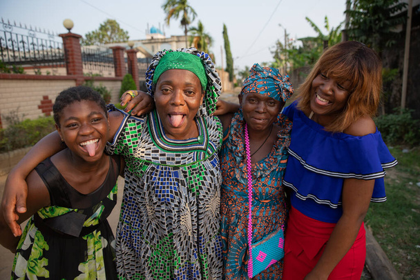 4人のアフリカの異なる年齢の女性が一緒に笑い、面白い顔をする - 写真・画像