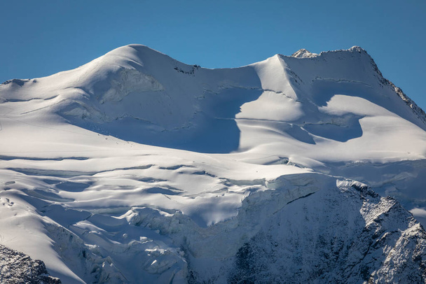 Sierra de Bernina y Palu con glaciares en los Alpes suizos, Engadine, Suiza - Foto, Imagen