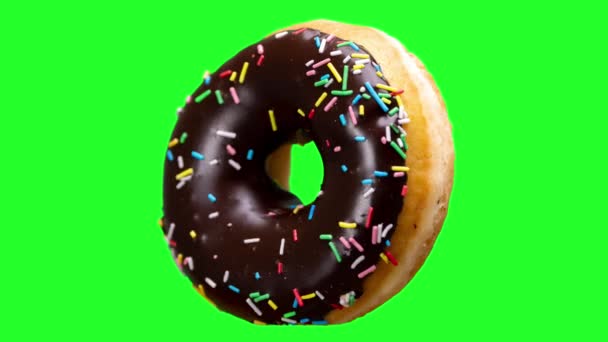 Ένα ντόνατ περιστρέφεται πάνω σε ένα πράσινο φόντο οθόνη  - Πλάνα, βίντεο