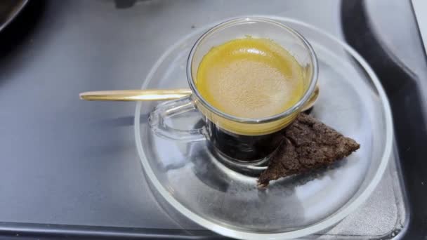 Kubek kawy espresso i kawałek czekolady. - Materiał filmowy, wideo