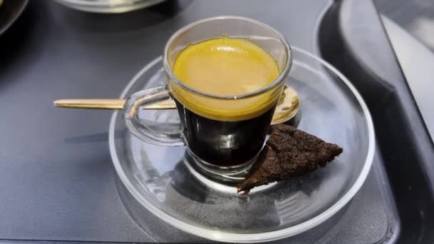 Espresso-Kaffeetasse und ein Stück Schokolade. - Filmmaterial, Video