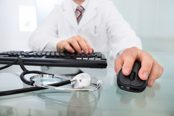 Arzthand auf Maus und Tastatur - Foto, Bild