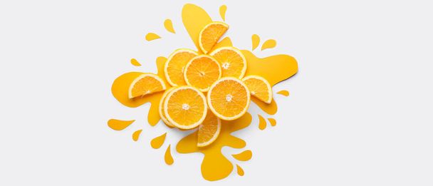 Composición creativa con rodajas de naranja fresca sobre fondo blanco, vista superior - Foto, imagen