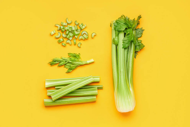 Složení s čerstvým celerem na barevném pozadí - Fotografie, Obrázek