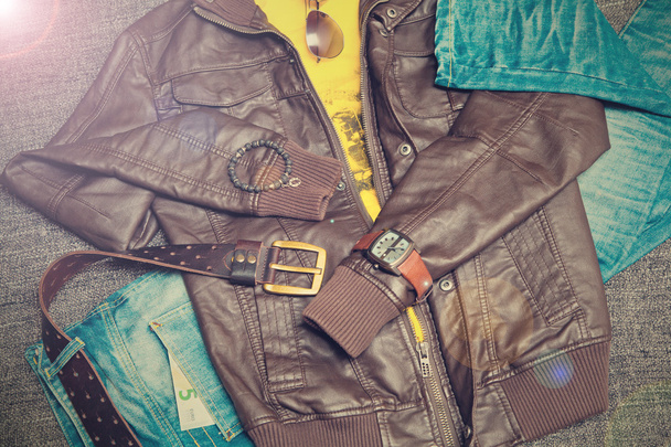 Ropa de moda urbana: chaqueta de cuero, jeans, cinturón, reloj, pulsera, gafas de sol
 - Foto, Imagen