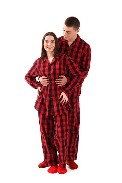 Молодая пара в клетчатой пижаме на белом фоне - Фото, изображение