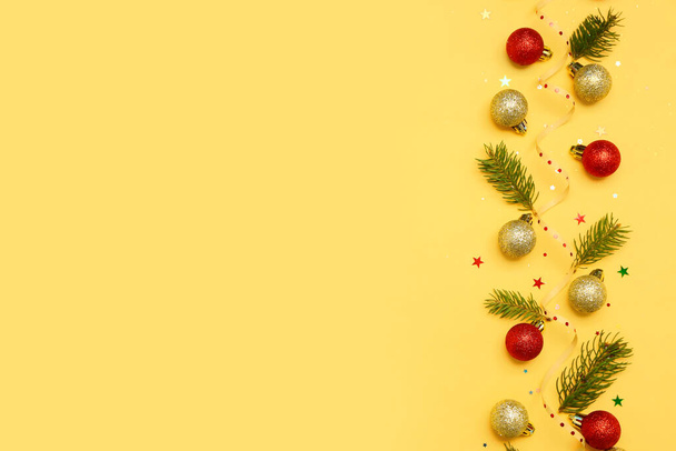Composição com bolas de Natal e ramos de abeto no fundo de cor - Foto, Imagem
