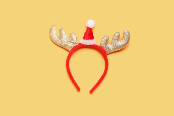 Cuernos de renos navideños sobre fondo amarillo - Foto, imagen