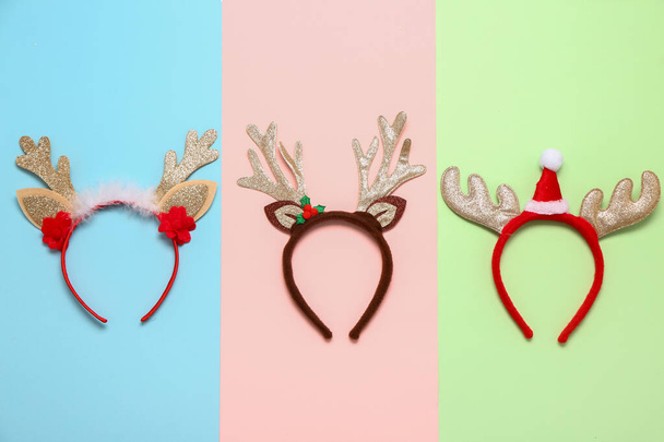 Set di divertenti fasce natalizie su sfondo a colori - Foto, immagini