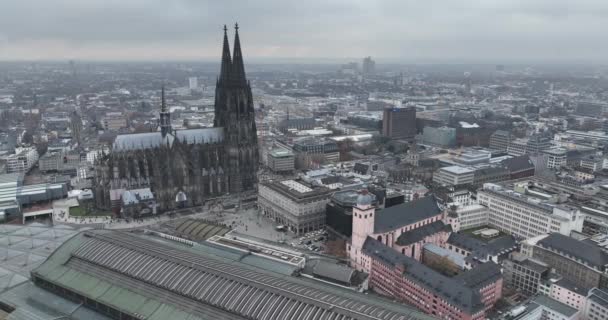 Αεροφωτογραφία του κέντρου της Κολωνίας. Ποταμός ρινόκερος, ορίζοντας, καθεδρικός ναός Κολωνίας και το Hohenzollernbrucke. - Πλάνα, βίντεο