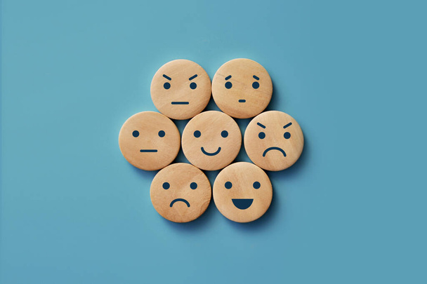 Różnorodność ludzkich emocji: radość, spokój, gniew, smutek, rozkosz, niespodzianka na drewnianych kręgach - Zdjęcie, obraz