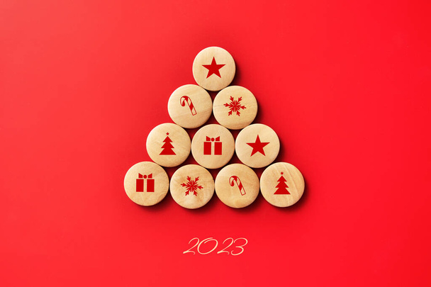 Noel ağacı şeklinde ahşap toplar ve üzerinde Noel simgeleri var. Yeni yıl yakında geliyor. Tatilin yaklaşımı - Fotoğraf, Görsel
